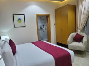 سرير أو أسرّة في غرفة في Executive Hotel and Suites