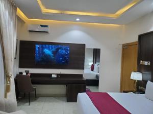سرير أو أسرّة في غرفة في Executive Hotel and Suites