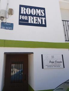 Un cartel de "Se alquila habitación" en un edificio con una puerta. en Habitación Higuera, en Lumpiaque
