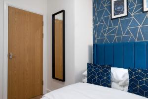 Velvet Luxe Retreat Opposite Stadiumにあるベッド