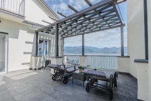 斯特雷萨Palazzo 38的阳台上配有桌椅的露台