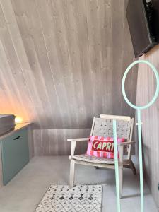 Una habitación con una silla, una mesa y un televisor. en Hill House DOMEK "Hill House Apartamenty", en Białka Tatrzanska