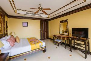 TV a/nebo společenská místnost v ubytování AoNang BeachFront Poolvila Krabi