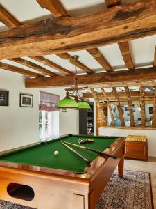 Biliár nebo kulečník v ubytování ROUGE COTTAGE Gîte 4 étoiles Billard + 24 fotografií