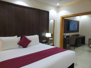 سرير أو أسرّة في غرفة في Executive Hotel and Suites