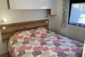 Un dormitorio con una cama con un patrón cardíaco. en New mobile home near Touquet-Paris-Plage, en Étaples