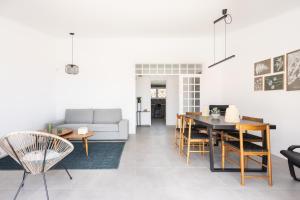 Et opholdsområde på Home2Book Coastal Chic Apt, Huge Private Terrace