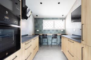 Køkken eller tekøkken på Home2Book Coastal Chic Apt, Huge Private Terrace