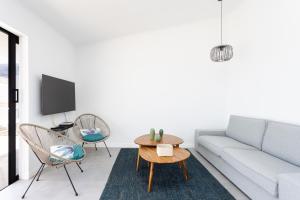 Et tv og/eller underholdning på Home2Book Coastal Chic Apt, Huge Private Terrace + 39 billeder