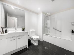 een badkamer met een toilet, een wastafel en een douche bij Bribie Sunset Vistas in Bongaree