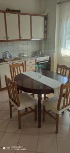 une cuisine avec une table, deux chaises et une table dans l'établissement Patoliko, à Nea Moudania 3 autres photos