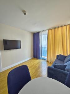 TV a/nebo společenská místnost v ubytování 5* Hotel Orbi City + 28 fotografií