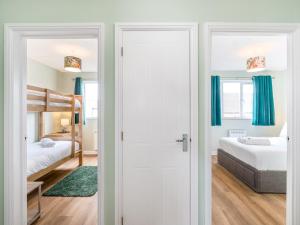 Ένα ή περισσότερα κρεβάτια σε δωμάτιο στο The Green Escape in Town - PTK