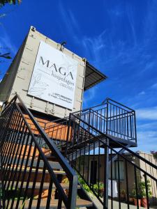 a sign on the side of a building at Maga hospedagem in Penha
