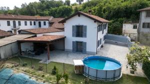 an aerial view of a house and a swimming pool at Villa Katalea - piscina privata e barbecue in Asti