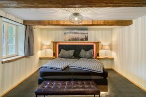 a bedroom with a bed and a bench in it at Altes Höhlenführerhaus in Rübeland