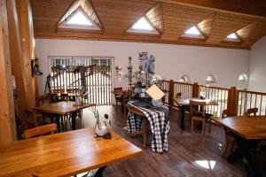 a restaurant with wooden tables and wooden chairs at Auberge Passepartout in Zeihen