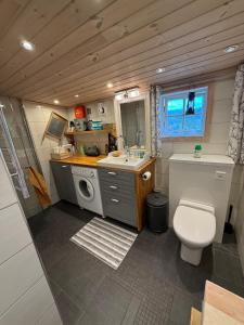 Kuchyň nebo kuchyňský kout v ubytování Fantastic cabin in the woods & boat for rental or 2 days free boat on 7 days stay