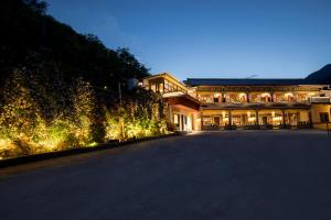 un edificio con luci sul lato di una strada di Jiuzhaigou Jijian Nanshan B&B a Valle del Jiuzhaigou