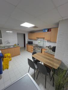 Η κουζίνα ή μικρή κουζίνα στο Luxury private room beside park and bus station