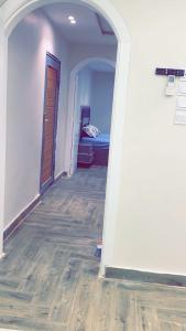 ターイフにあるجناح الراحه الفندقيの廊下、ベッド、ドアが備わる客室です。