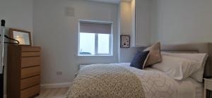 Katil atau katil-katil dalam bilik di Newly Refurbed 1BD Cottage in Prime Location +7 gambar