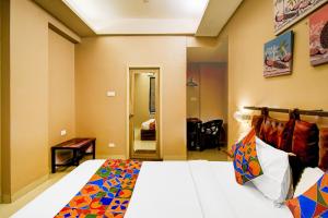 Postel nebo postele na pokoji v ubytování FabHotel Arastu Plaza - Nr Nampally Railway Station