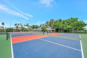 ラスキンにあるBahia Waterview Suite Pool Tennis Beach Fishingのテニスコート2面