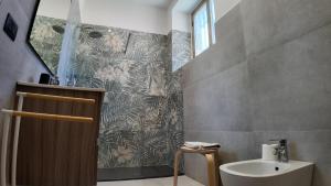 un bagno con doccia e lavandino di Casa Manu NUOVO appartamento in CENTRO STORICO a Benevento