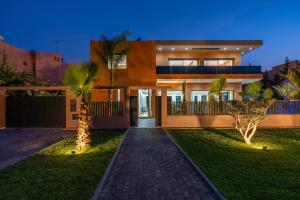 a house with a pathway in front of it at Villa Mareva & Spa Marrakech in Marrakesh