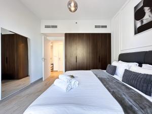 Ένα ή περισσότερα κρεβάτια σε δωμάτιο στο Trophy Celestial Shores Condo1BR with Burj AlArab Views in Madinat Jumeirah Living +27 φωτογραφίες