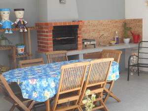 a kitchen with a table with chairs and a fireplace at Appartement à LOURINHA - 1er étage in Lourinhã