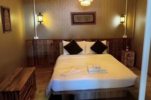 Postel nebo postele na pokoji v ubytování Baan Old Town Boutique Stay, Phuket Town