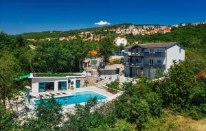 eine Luftaufnahme eines Hauses mit Swimmingpool in der Unterkunft Villa G Imotski-Makarska by Villas Guide in Imotski