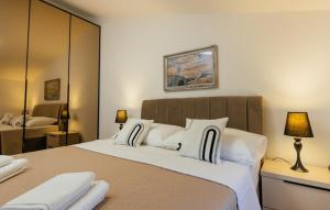 ein Schlafzimmer mit einem großen Bett und weißen Kissen in der Unterkunft Villa G Imotski-Makarska by Villas Guide in Imotski + 59 Fotos