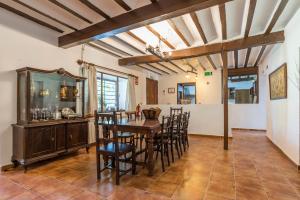 une salle à manger avec une table et des chaises en bois dans l'établissement La Casa del Marqués, à Horcajo de Santiago