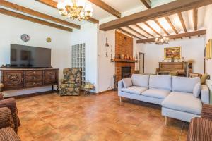 un salon avec un canapé et une télévision dans l'établissement La Casa del Marqués, à Horcajo de Santiago