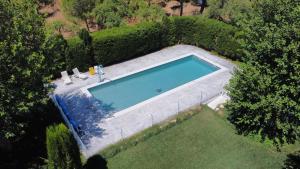 - une vue sur la piscine dans la cour dans l'établissement La Casa del Marqués, à Horcajo de Santiago