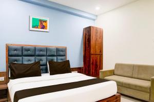 Khu vực ghế ngồi tại Hotel O RR Hotel