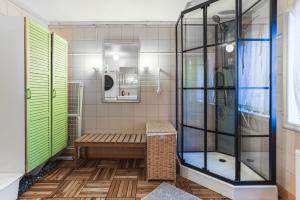 a room with a bench and a shower at Charming Forest Retreat, 15 Min from Mariefred in Nykvarn +39 photos