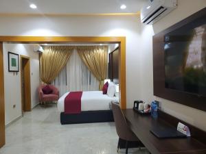سرير أو أسرّة في غرفة في Executive Hotel and Suites