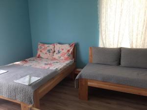 a small room with a bed and a couch at Praski Dom in Sienno