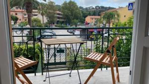 - deux chaises sur un balcon avec vue sur la rue dans l'établissement La Casa di Didi, à Porto Azzurro
