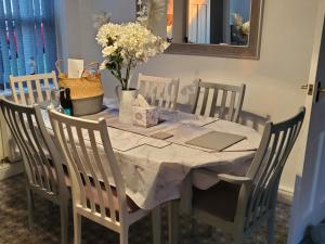 ein Esstisch mit einem Laptop darauf in der Unterkunft Portland Cottage in Mousehole + 18 Fotos