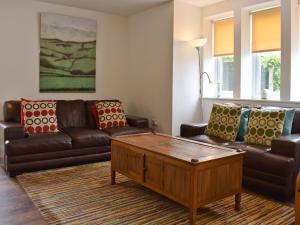un salon avec un canapé et une table basse dans l'établissement Mussel Cottage, à Middleton-on-Sea