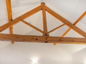 a wooden beam in a ceiling in a room at Leedale Cottage in Saltmarshe