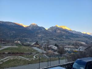 Blick auf eine Bergkette mit einer Straße und Häusern in der Unterkunft La Taverne de papy in Saint-Crépin