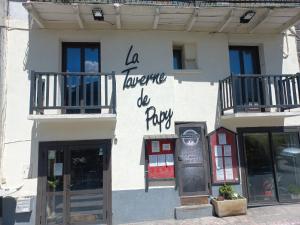 ein Schild an der Seite eines Gebäudes in der Unterkunft La Taverne de papy in Saint-Crépin + 5 Fotos