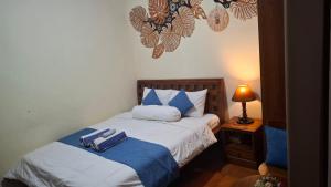 Ένα ή περισσότερα κρεβάτια σε δωμάτιο στο Ascarya Guest House