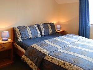 Postel nebo postele na pokoji v ubytování Honeysuckle Cottage - 29938